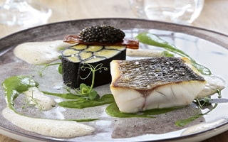 Recette de Chef - Bar, pressé de poireaux et caviar Testerin