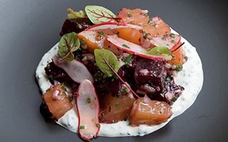 Recette de chef - Salade de betterave, saumon gravlax, fromage frais de vache de Amar Challal