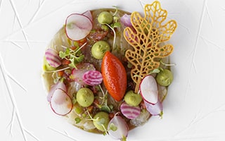 Recette de chef – Carpaccio de bar au ponzu, guacamole, radis et sorbet pequillos - Denise Hoquet