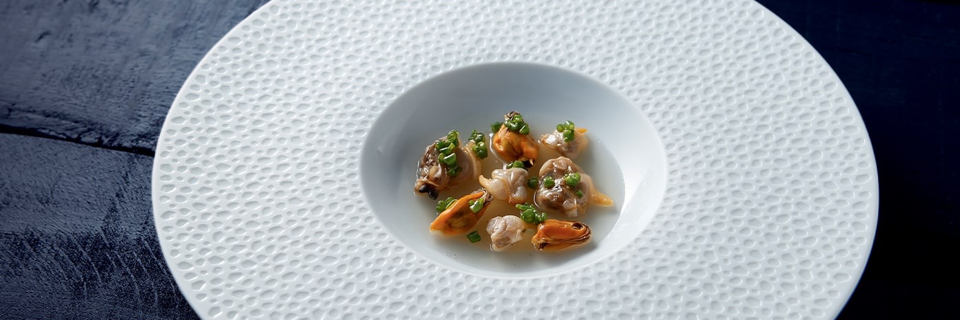 Recette de Chef | Coquillages fumés aux aiguilles de pin - Sophie Reigner
