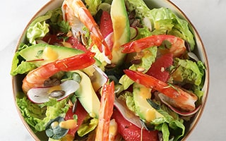 Recette de chef - Salade de laitue, crevettes au piment d’Espelette, segments, pamplemousse, avocat, copeaux radis de Amar Challal