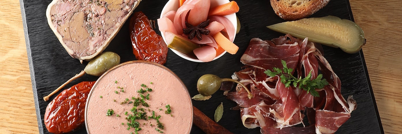 Recette de chef - Terrine et mousse de foies de volaille, palette ibérique, pickles, pain toasté de Amar Challal