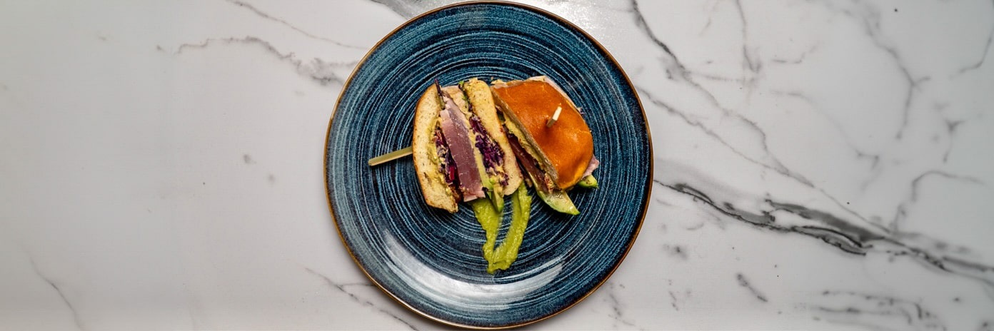 Recette de Chef - Burger de thon à l’avocat et au chou rouge d'Alex Cook