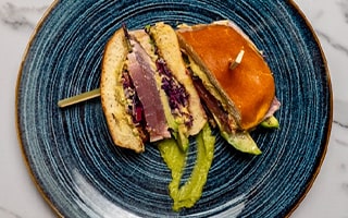 Recette de Chef - Burger de thon à l’avocat et au chou rouge d'Alex Cook