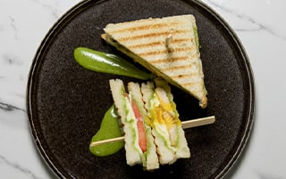 Recette de chef - Club sandwich Œuf, poulet, Mozza