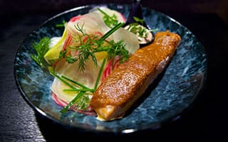 Recette de Chef - Saumon rosé en croûte de saté | METRO