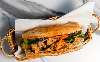 Recette de chef - Banh Mi au poulet mariné et pickles - Alex Cook