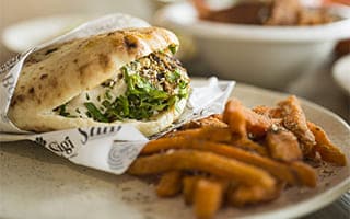 Recette de chef – Sandwich pita brochette de keftas