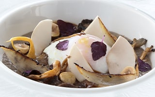 Recette de Chef - Champignons travaillés, jaune d’œuf confit et noisettes torréfiées