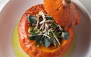 Recette de chef - Demi-potimarron farci au risotto de blé vert fumé de Amar Challal