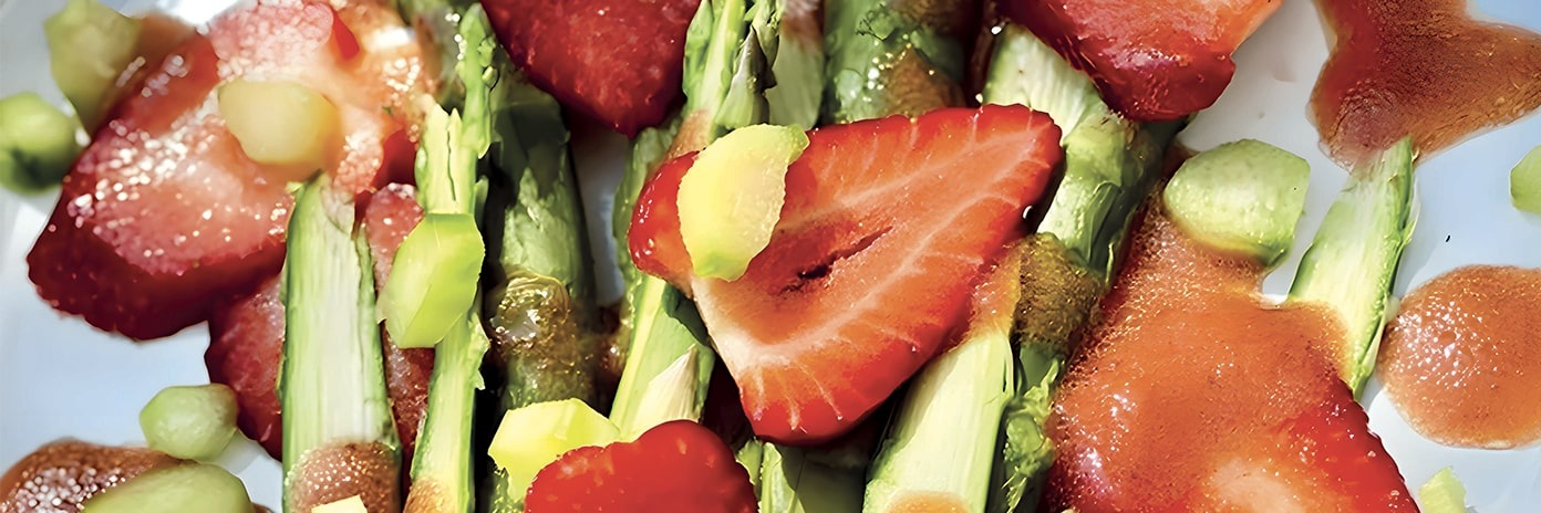 Recette de chef – Salade d’asperges vertes crues et fraises – Vincent Ferniot