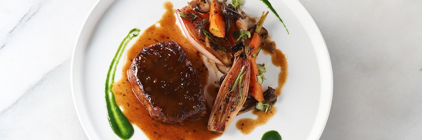 Recette de chef - Bas carré de veau cuit 36h, carottes fanes multicolores, champignons des bois, jus de veau truffé de Amar Challal