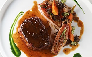 Recette de chef - Bas carré de veau cuit 36h, carottes fanes multicolores, champignons des bois, jus de veau truffé de Amar Challal