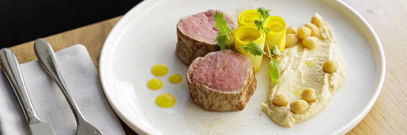 Recette de chef – Filet de veau de l’Aveyron, courgette jaune, pois chiche, vierge d’herbes d’été - Denise Hoquet