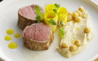 Recette de chef – Filet de veau de l’Aveyron, courgette jaune, pois chiche, vierge d’herbes d’été - Denise Hoquet