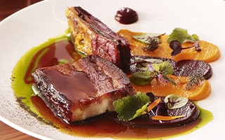 Recette de chef - Poitrine de cochon, déclinaison des carottes avec ragout d’haricots noirs