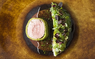 Recette de Chef - Selle d’agneau en croûte d’herbes, romaine farcie