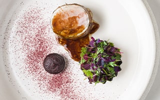 Recette de Chef - Frédéric Simonin - Selle d’agneau, Black pie d’oignons fumés au foin