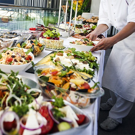 Buffet de traiteur avec serveur