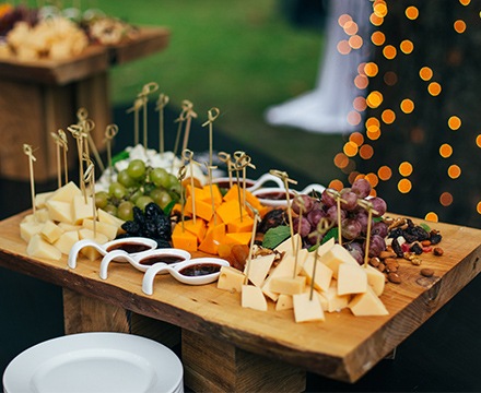 Buffet de traiteur avec du fromage et des fruits