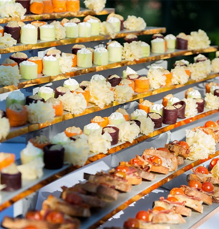 Toasts de traiteur sur un présentoir