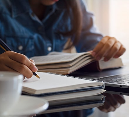 Femme qui étudie un livre