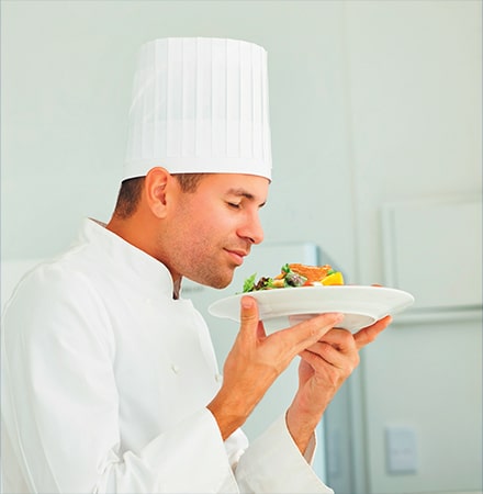 Chef qui hume un plat