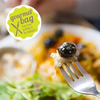 Olive sur une fourchette et logo Gourmet bag