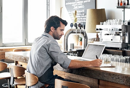 Restaurateur devant un ordinateur