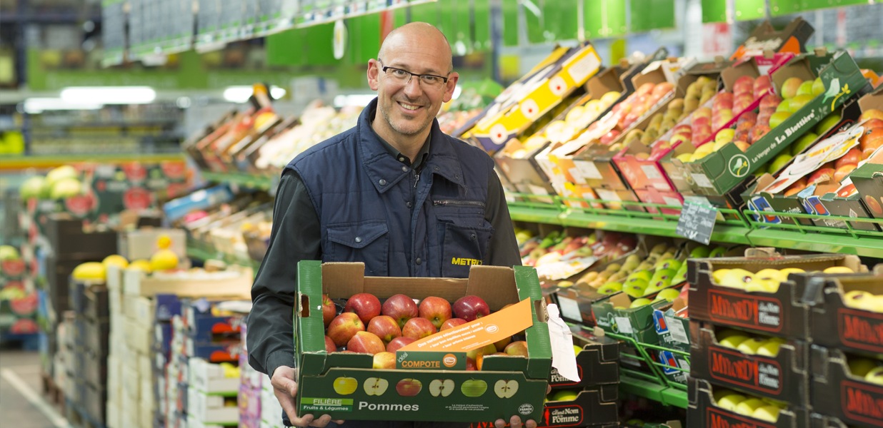 Rayon Fruits et légumes d'un entrepôt METRO