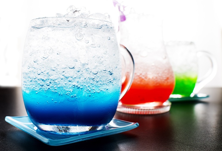 Carafes de sirops avec glaçons