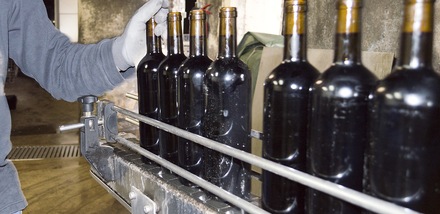 Mise en bouteille de vin rouge dans une production locale