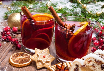 Verres de vin chaud sur une table festive
