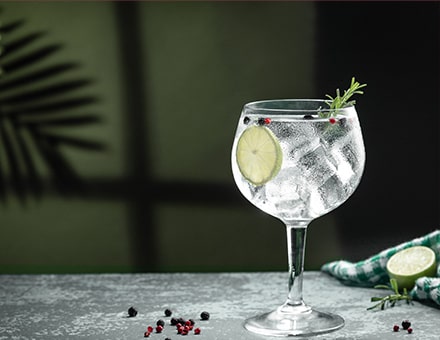 Tout savoir sur le gin (origine, distillation,...)