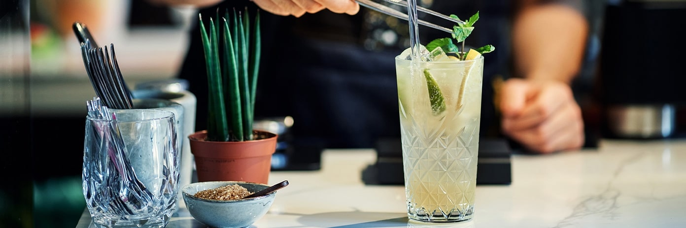 Préparation d'un cocktail à base de gin