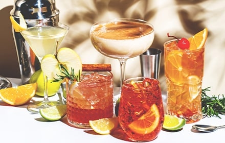 Cocktails préparés dans des verres aux formes différentes