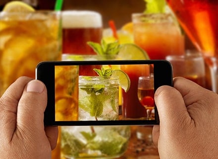 Post d'un verre de cocktail sur les réseaux sociaux