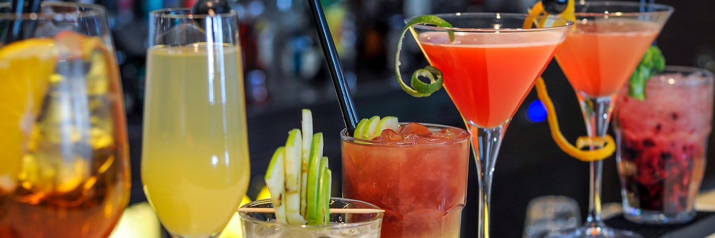 Assortiment de cocktails colorés sur un bar