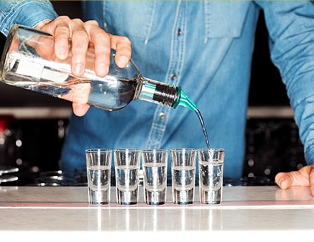 Barman servant des shots de vodka au comptoir