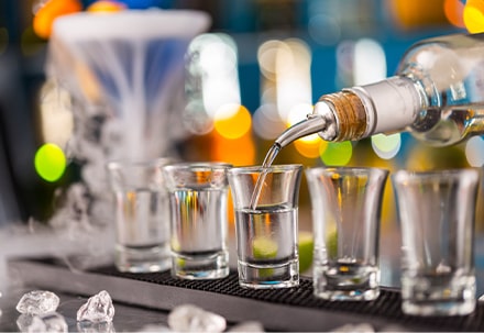 Shots de vodka sur un comptoir
