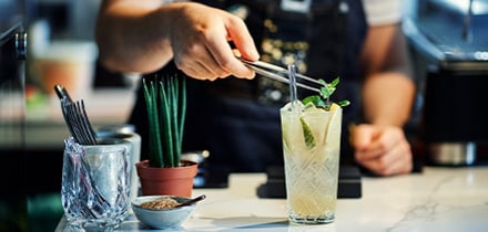 Préparation d'un cocktail à base de gin