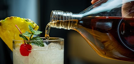 Rhum versé dans un cocktail