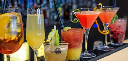 Différents cocktails colorés sur un comptoir