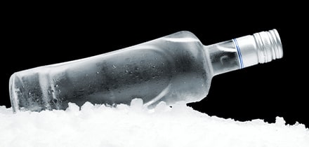 Bouteille de vodka sur de la glace pilée