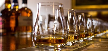Verres de whisky sur un comptoir