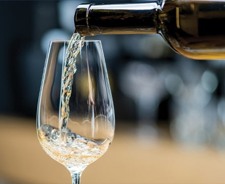 Servir du vin blanc dans un verre à vin