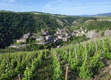 Village médiéval de Malleval dans les vignobles des Côtes-du-Rhône en France