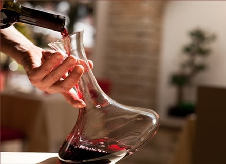 Mise en carafe d'une bouteille de vin rouge