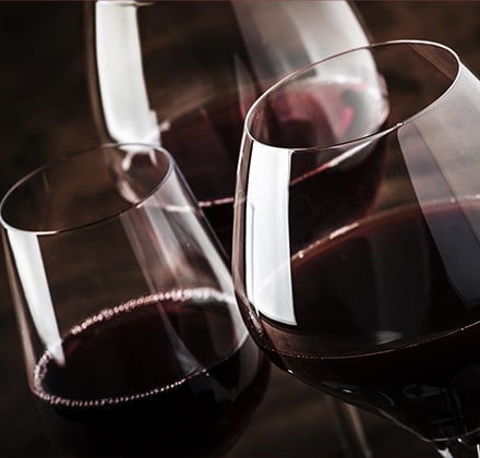 Vins rouges dans des verres à vin spéciaux