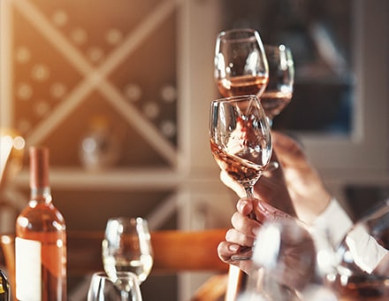 Dégustation de vin rosé dans de hauts verres à pied